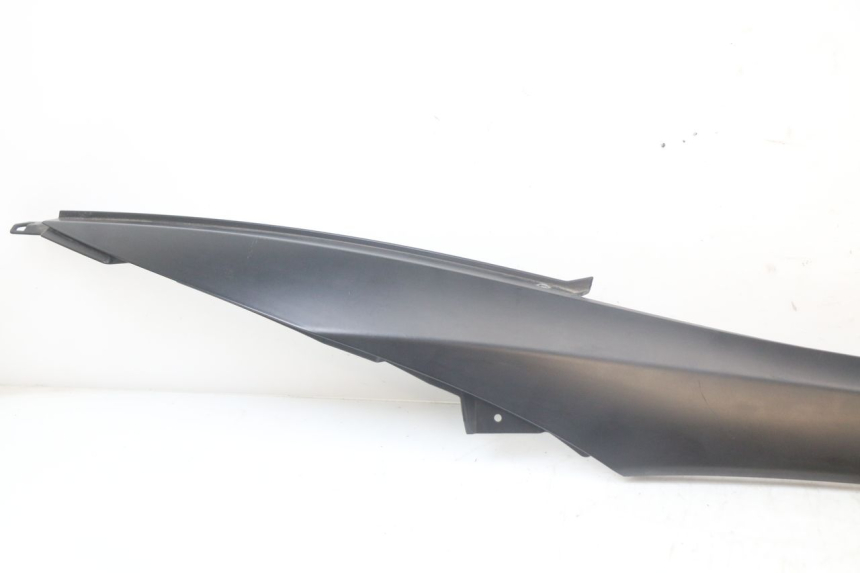 photo de TAMPA LATERAL DIREITA SOBRE O BANCO PIAGGIO MP3 HPE 350 (2018 - 2020) - Detalhe da peça