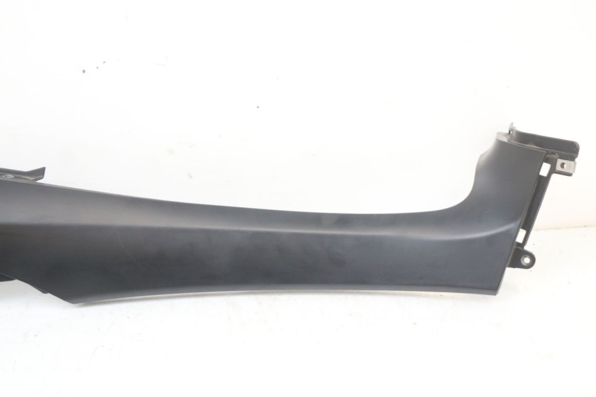 photo de TAMPA LATERAL DIREITA SOBRE O BANCO PIAGGIO MP3 HPE 350 (2018 - 2020) - Zoom do estado de desgaste