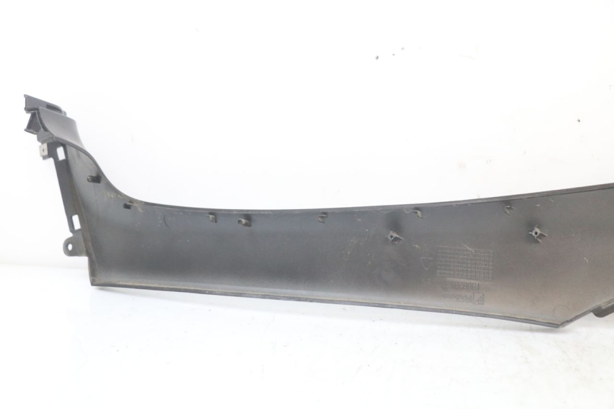photo de TAMPA LATERAL DIREITA SOBRE O BANCO PIAGGIO MP3 HPE 350 (2018 - 2020) - Pontos de fixação