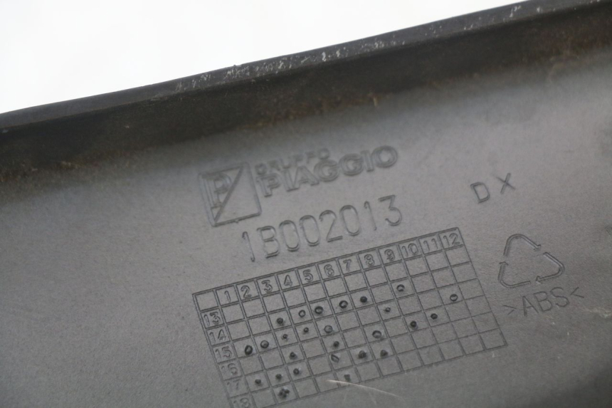 photo de TAMPA LATERAL DIREITA SOBRE O BANCO PIAGGIO MP3 HPE 350 (2018 - 2020) - Peça verificada
