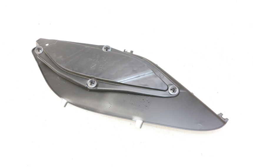 photo de TAMPA LATERAL DIREITA SOBRE O BANCO PIAGGIO MP3 HPE 310 (2024 - 2025) - Detalhe da peça