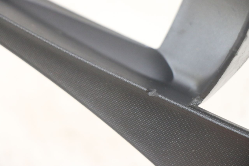 photo de TAMPA LATERAL DIREITA SOB O BANCO PIAGGIO MP3 HPE 300 (2019 - 2026) - Detalhe da peça