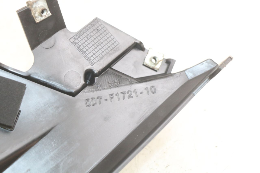photo de TAMPA LATERAL DIREITA SOB O BANCO YAMAHA MT ABS 125 (2014 - 2018) - Detalhe da peça