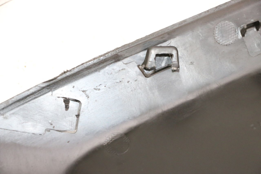 photo de TAMPA LATERAL DIREITA SOB O BANCO YAMAHA NEO'S CORE 1 (2022 - 2026) - Peça verificada
