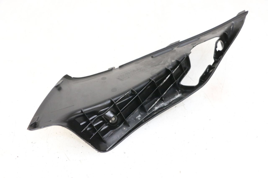 photo de TAMPA LATERAL DIREITA SOBRE O BANCO HONDA NHX LEAD 110 (2008 - 2010) - Detalhe da peça
