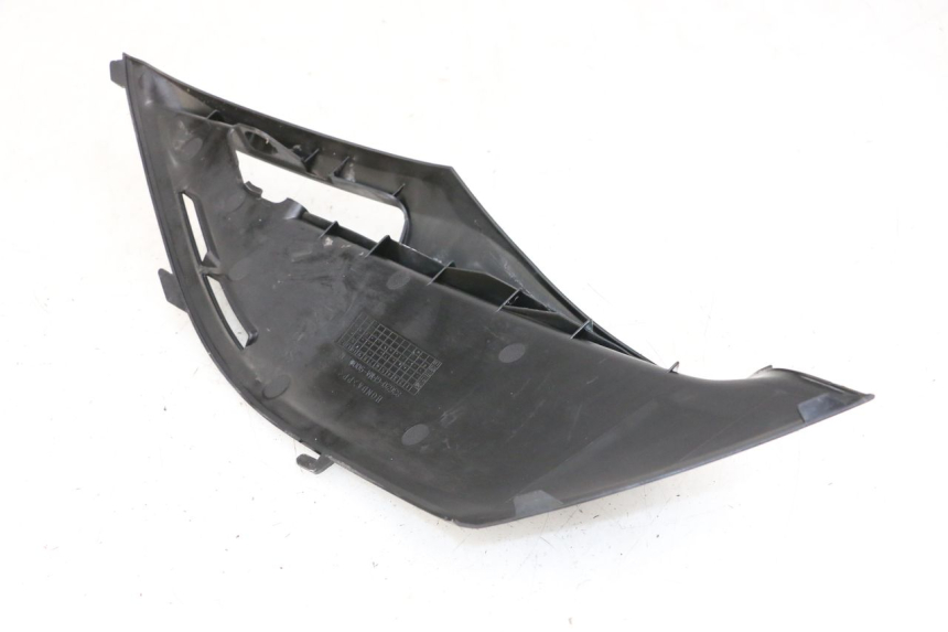 photo de TAMPA LATERAL DIREITA SOBRE O BANCO HONDA NHX LEAD 110 (2008 - 2010) - Zoom do estado de desgaste