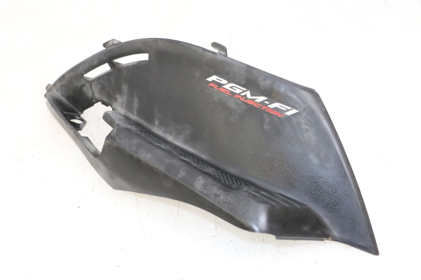 photo de TAMPA LATERAL DIREITA SOBRE O BANCO HONDA NHX LEAD 110 (2008 - 2010) - Ampliação técnica