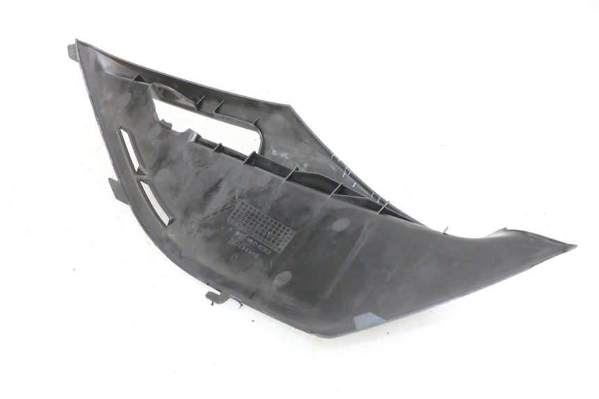 photo de TAMPA LATERAL DIREITA SOBRE O BANCO HONDA NHX LEAD 110 (2008 - 2010) - Detalhe da peça