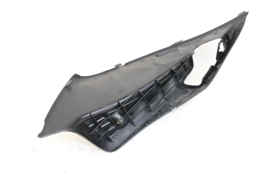 photo de TAMPA LATERAL DIREITA SOBRE O BANCO HONDA NHX LEAD 110 (2008 - 2010) - Zoom do estado de desgaste