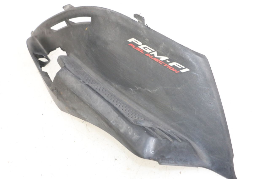photo de TAMPA LATERAL DIREITA SOBRE O BANCO HONDA NHX LEAD 110 (2008 - 2010) - Ampliação técnica