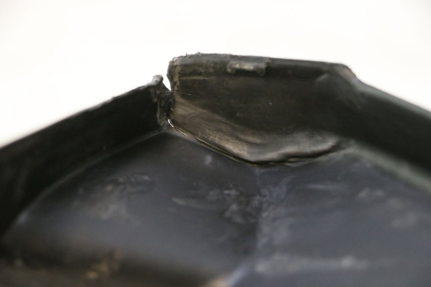 photo de TAMPA DIREITA SOB O ASSENTO MBK NITRO 50 (2004 - 2008) - Pontos de fixação