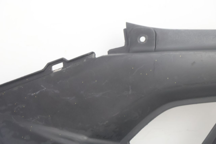 photo de TAMPA DIREITA SOB O ASSENTO MBK NITRO 50 (2004 - 2008) - Detalhe da peça