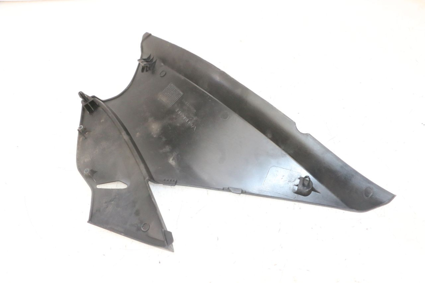 photo de TAMPA LATERAL DIREITA SOB O BANCO HONDA NTV DEAUVILLE ABS 700 (2007 - 2016) - Detalhe da peça