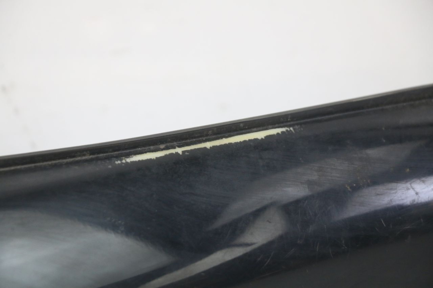photo de TAMPA LATERAL DIREITA SOB O BANCO PEUGEOT DJANGO 125 (2014 - 2017) - Ampliação técnica