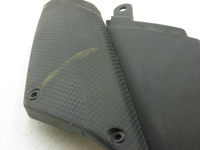 photo de TAMPA LATERAL DIREITA SOB O BANCO PEUGEOT JET FORCE CARBU 50 (2003 - 2016) - Detalhe da peça
