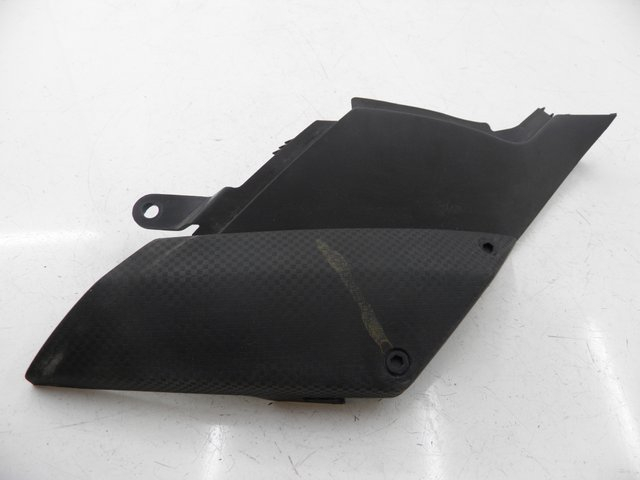photo de TAMPA LATERAL DIREITA SOB O BANCO PEUGEOT JET FORCE CARBU 50 (2003 - 2016) - Outro ângulo de visão