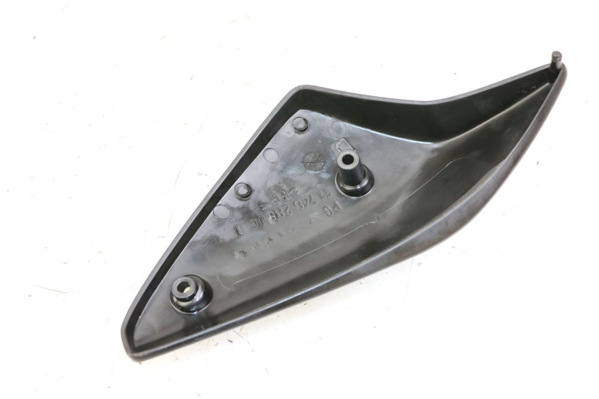 photo de TAMPA LATERAL DIREITA SOB O BANCO PEUGEOT TKR TREKKER FURIOUS 50 (2005 - 2014) - Detalhe da peça
