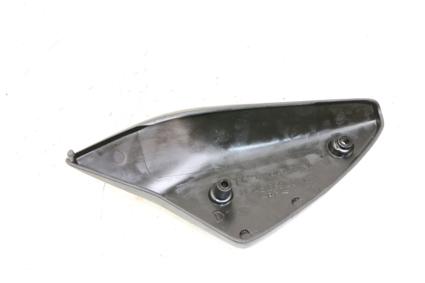 photo de TAMPA LATERAL DIREITA SOB O BANCO PEUGEOT TKR TREKKER FURIOUS 50 (2005 - 2014) - Zoom do estado de desgaste