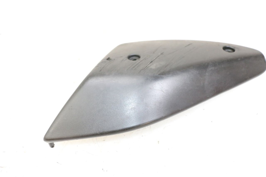 photo de TAMPA LATERAL DIREITA SOB O BANCO PEUGEOT TKR TREKKER FURIOUS 50 (2005 - 2014) - Outro ângulo de visão