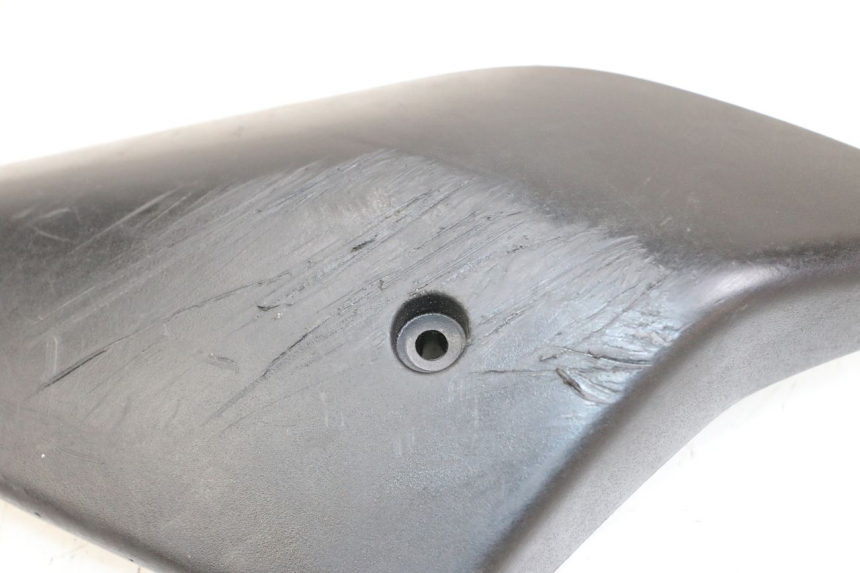 photo de TAMPA LATERAL DIREITA SOB O BANCO PEUGEOT TKR TREKKER FURIOUS 50 (2005 - 2014) - Ampliação técnica