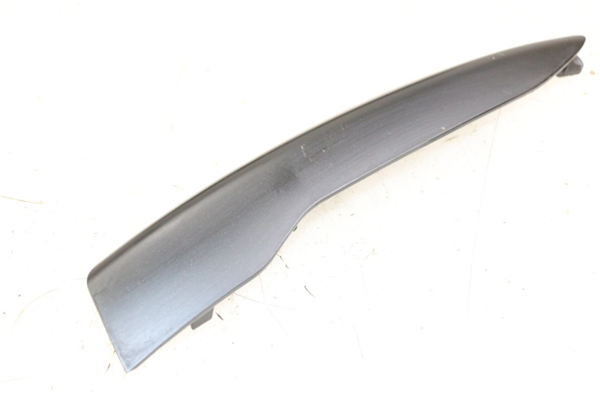 photo de TAMPA LATERAL DIREITA SOB O BANCO PIAGGIO LIBERTY IGET 4T 50 (2021 - 2025) - Detalhe da peça