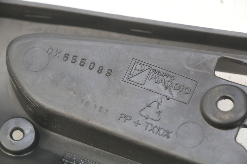 photo de TAMPA LATERAL DIREITA SOB O BANCO GILERA RUNNER SP 50 (2009 - 2017) - Detalhe da peça