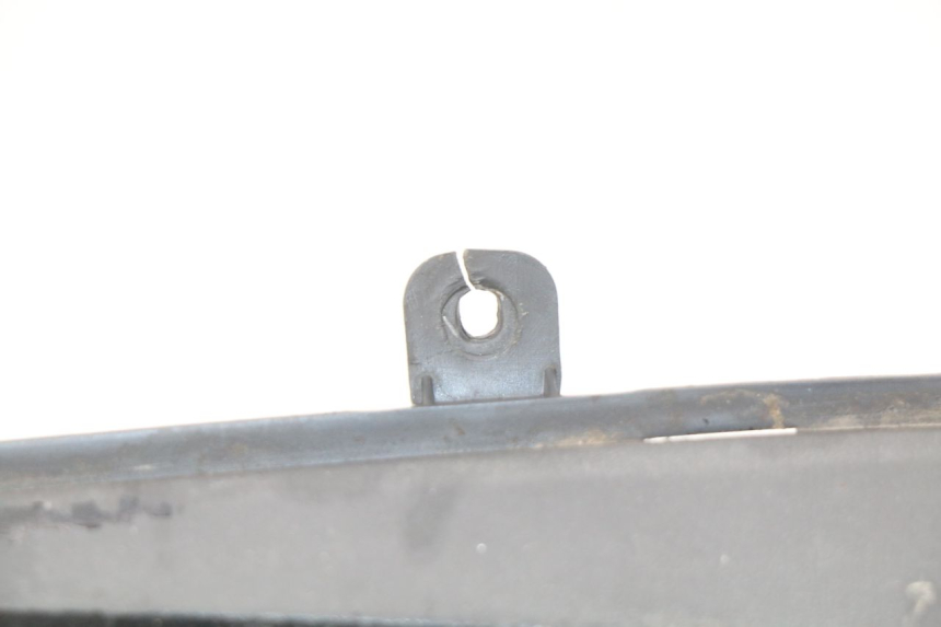 photo de TAMPA LATERAL DIREITA SOB O BANCO KEEWAY RY6 2T 50 (2011 - 2019) - Detalhe da peça