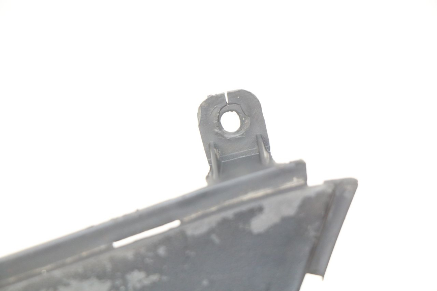 photo de TAMPA LATERAL DIREITA SOB O BANCO KEEWAY RY6 2T 50 (2011 - 2019) - Zoom do estado de desgaste