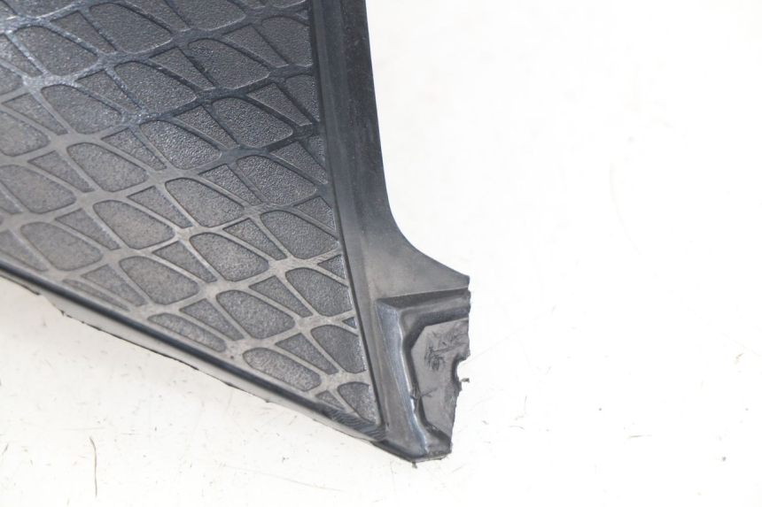 photo de TAMPA LATERAL DIREITA SOB O BANCO BMW S RR ABS S1000RR 1000 (2009 - 2011) - Detalhe da peça