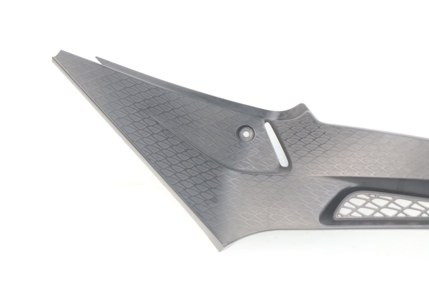 photo de TAMPA LATERAL DIREITA SOB O BANCO BMW S RR ABS S1000RR 1000 (2009 - 2011) - Marcações e referências