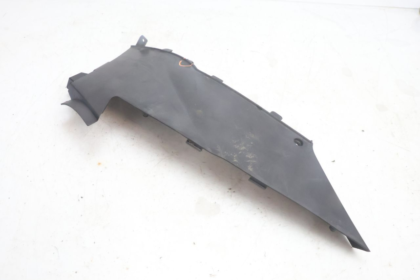 photo de TAMPA DIREITA SOB O ASSENTO DAELIM S2 125 (2006 - 2007) - Pontos de fixação