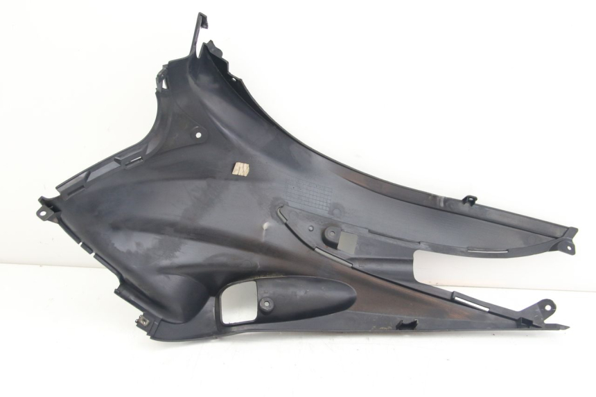 photo de TAMPA LATERAL DIREITA SOBRE O BANCO SUZUKI SIXTEEN 125 (2008 - 2010) - Detalhe da peça