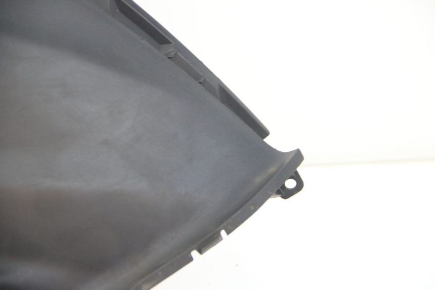 photo de TAMPA LATERAL DIREITA SOBRE O BANCO SUZUKI SIXTEEN 125 (2008 - 2010) - Detalhes característicos
