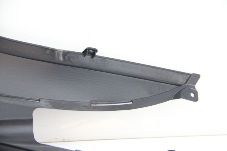 photo de TAMPA LATERAL DIREITA SOBRE O BANCO SUZUKI SIXTEEN 125 (2008 - 2010) - Outro ângulo de visão