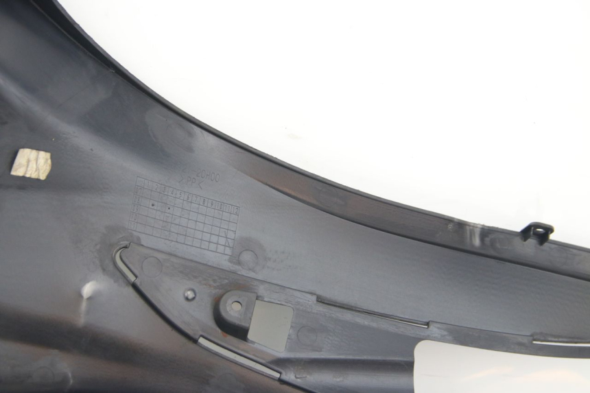 photo de TAMPA LATERAL DIREITA SOBRE O BANCO SUZUKI SIXTEEN 125 (2008 - 2010) - Ampliação técnica