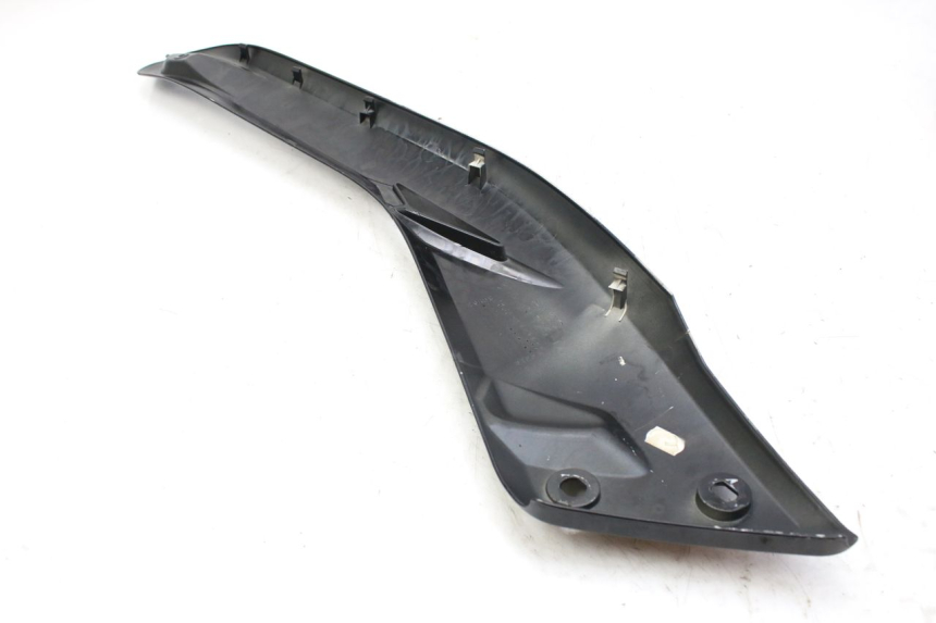 photo de TAMPA LATERAL DIREITA SOB O BANCO MBK SKYCRUISER 125 (2010 - 2013) - Detalhe da peça