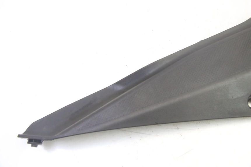 photo de TAMPA LATERAL DIREITA SOBRE O BANCO GILERA SMT SUPERMOTARD 50 (2009 - 2017) - Detalhe da peça