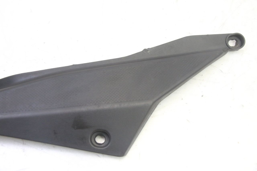 photo de TAMPA LATERAL DIREITA SOBRE O BANCO GILERA SMT SUPERMOTARD 50 (2009 - 2017) - Zoom do estado de desgaste