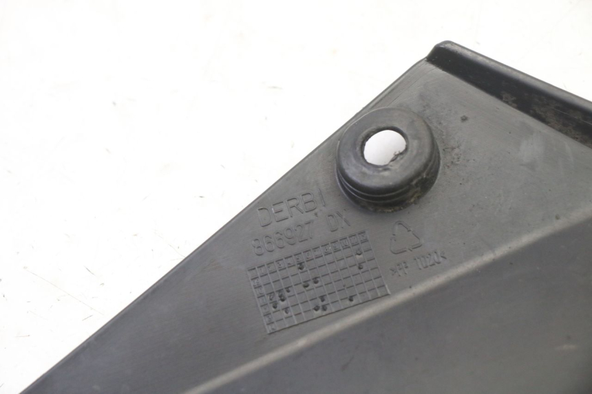 photo de TAMPA LATERAL DIREITA SOBRE O BANCO GILERA SMT SUPERMOTARD 50 (2009 - 2017) - Pontos de fixação