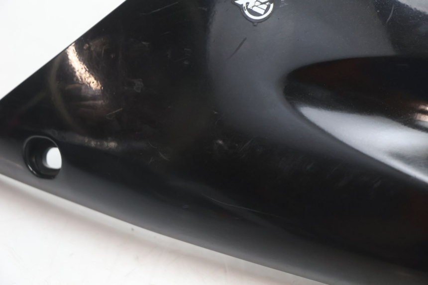 photo de TAMPA LATERAL DIREITA SOB O BANCO PEUGEOT SPEEDFIGHT 2 AC 50 (2000 - 2009) - Detalhe da peça