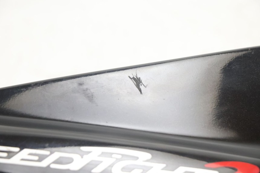 photo de TAMPA LATERAL DIREITA SOB O BANCO PEUGEOT SPEEDFIGHT 2 AC 50 (2000 - 2009) - Zoom do estado de desgaste