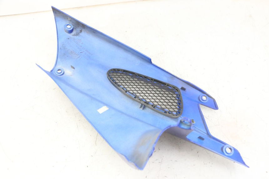 photo de TAMPA LATERAL DIREITA SOBRE O BANCO PEUGEOT SPEEDFIGHT 2 LC 50 (2000 - 2009) - Detalhe da peça