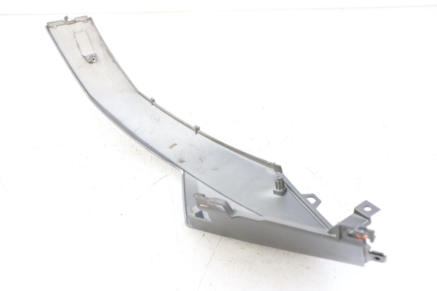photo de TAMPA LATERAL DIREITA SOB O BANCO PEUGEOT SPEEDFIGHT 4 2T 50 (2015 - 2019) - Detalhe da peça