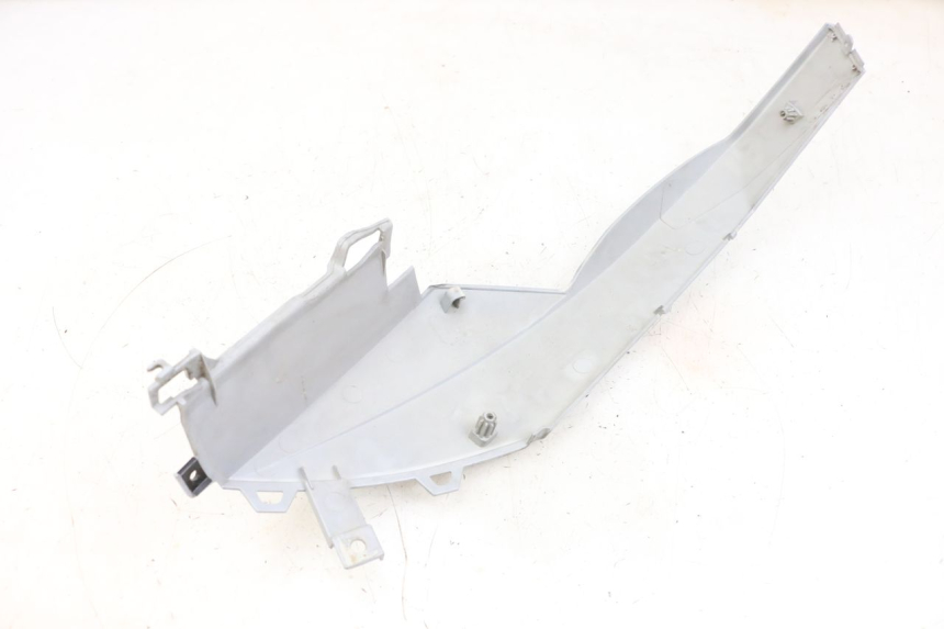 photo de TAMPA LATERAL DIREITA SOB O BANCO PEUGEOT SPEEDFIGHT 4 4T EFI 50 (2021 - 2025) - Pontos de fixação