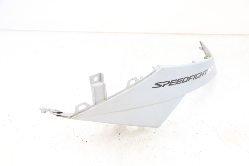 photo de TAMPA LATERAL DIREITA SOB O BANCO PEUGEOT SPEEDFIGHT 4 4T EFI 50 (2021 - 2025) - Estado da superfície