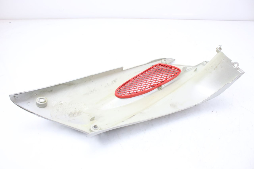 photo de TAMPA LATERAL DIREITA SOB O BANCO PEUGEOT SPEEDFIGHT LC 50 (1996 - 2002) - Ampliação técnica