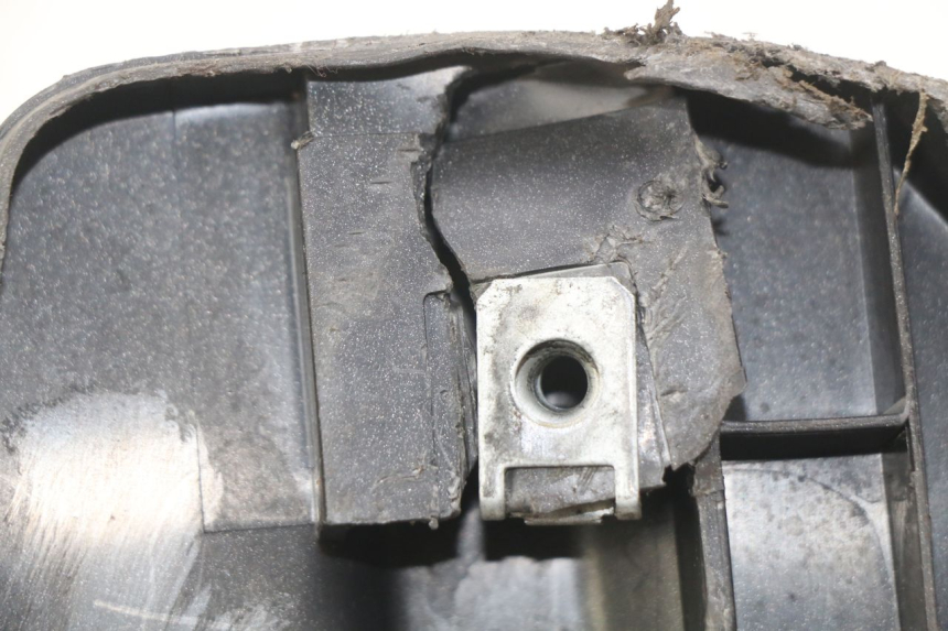 photo de TAMPA LATERAL DIREITA SOB O BANCO APRILIA SR 2T 50 (2012 - 2017) - Detalhe da peça