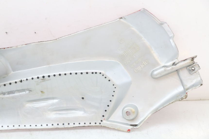 photo de TAMPA LATERAL DIREITA SOB O BANCO APRILIA SR CARB LC 2T 50 (2004 - 2012) - Pontos de fixação