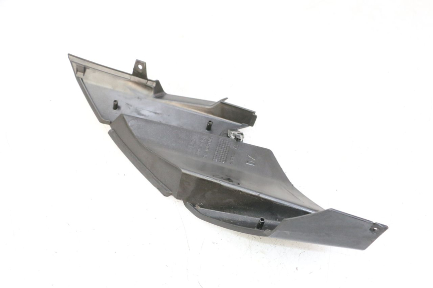 photo de TAMPA LATERAL DIREITA SOB O BANCO APRILIA SR R 2T LC 50 (2018 - 2021) - Detalhe da peça