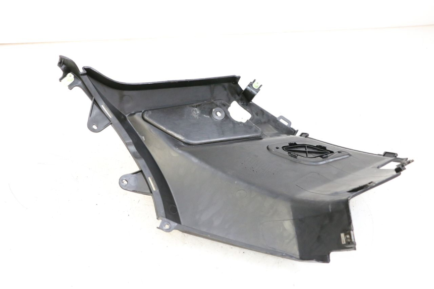 photo de TAMPA LATERAL DIREITA SOB O BANCO PEUGEOT STREETZONE 2T 50 (2014 - 2019) - Detalhe da peça